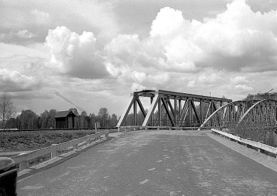 Gamla bilbron vid järnvägsbron mot Mora
